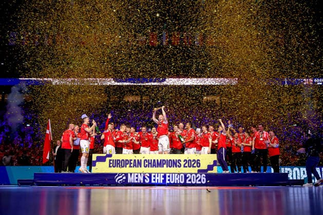 01 02 2026, Handball, Men s EHF EURO 2026, Germany Denmark, Jyske Bank Boxen in Herning, Final Denmark is European Champion The team celebrates the victory cheering on the pitch Group photo Team photo Gold medal Magnus Saugstrup Jensen Denmark 15 raises the trophy in the air Denmark