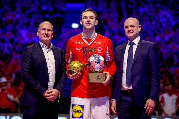 01.02.2026, Handball, Men s EHF EURO 2026, Deutschland - Dänemark, Jyske Bank Boxen in Herning: Mathias Gidsel (Denmark 19) Ehrung Auszeichnung All Stars Team der Euro2026 Most Valuable Player MVP Dänemark *** 01 02 2026, Handball, Men s EHF EURO 2026, Germany Denmark, Jyske Bank Boxing in Herning Mathias Gidsel Denmark 19 Honor Award All Stars Team of Euro2026 Most Valuable Player MVP Denmark