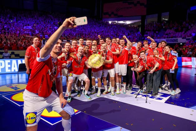 01 02 2026, Handball, Men s EHF EURO 2026, Germany Denmark, Jyske Bank Boxen in Herning, Final Denmark is European Champion The team celebrates the victory cheering on the pitch The team takes a selfie cell phone photo team photo team photo cheering picture Denmark