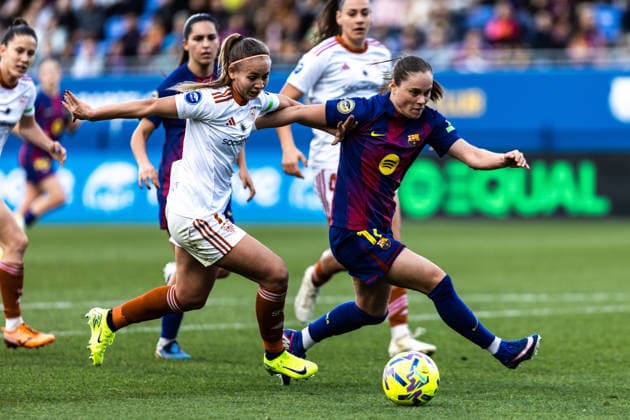 February 1, 2026, Barcelona, Barcelona, Spain: BARCELONA, SPAIN Ã¢â‚¬ 01 02 2026: Ewa Pajor R of FC Barcelona, Barca Femenino and Raquel Morcillo L of Sevilla FC Femenino in action during the Liga F match between FC Barcelona Femenino and Sevilla FC Femenino at the Estadi Johan Cruyff in Barcelona, Spain. Barcelona Spain - ZUMAs316 20260201_znp_s316_037 Copyright: xMartixSeguraxRamonedax