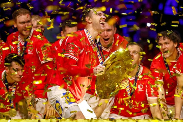 01 02 2026, Handball, Men s EHF EURO 2026, Germany Denmark, Jyske Bank Boxing in Herning, Final Denmark is European Champion The team celebrates the victory cheering on the pitch Mathias Gidsel Denmark 19 cheering with the trophy championship cup in his hand at the award ceremony Denmark