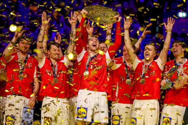01 02 2026, Handball, Men s EHF EURO 2026, Germany Denmark, Jyske Bank Boxing in Herning, Final Denmark is European Champion The team celebrates the victory cheering on the pitch Mathias Gidsel Denmark 19 cheering with the trophy championship cup in his hand at the award ceremony Denmark