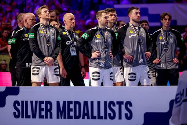 01 02 2026, Handball, Men s EHF EURO 2026, Germany Denmark, Jyske Bank Boxing in Herning, Final Denmark is European Champion The team celebrates the victory cheering on the pitch The German team Silver Medallist stands disappointed and disappointed next to the award ceremony and watches the Danes cheer Denmark