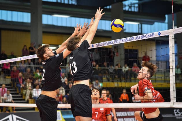 in attack Dominik Marjanovic TV Rottenburg, 01 , in block Tameo Lee Zillner VC Juniors Frankfurt, 02 , Kajus Kleiner VC Juniors Frankfurt, 13 TV Rottenburg vs VC Juniors Frankfurt, Volleyball, 2 Bundesliga Sued, 17 Matchday, Match 5676, Season 2025 2026, 01 02 2026, TV Rottenburg vs VC Juniors Frankfurt, Volleyball, 2 Bundesliga Sued, 17 Matchday, Match 5676, Season 2025 2026, 01 02 2026 Rottenburg Copyright: xEibner-Pressefoto RalphxKunzex EP_RKE