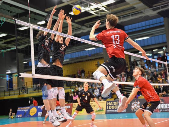 in attack Luca Wahrlich TV Rottenburg, 13 tries a lob, in block Jakob Alexander Baerwinkel VC Juniors Frankfurt, 10 , Ben Thieltges VC Juniors Frankfurt, 24 TV Rottenburg vs VC Juniors Frankfurt, Volleyball, 2 Bundesliga Sued, 17 Matchday, Match 5676, Season 2025 2026, 01 02 2026, TV Rottenburg vs VC Juniors Frankfurt, Volleyball, 2 Bundesliga Sued, 17 Matchday, Match 5676, Season 2025 2026, 01 02 2026 Rottenburg Copyright: xEibner-Pressefoto RalphxKunzex EP_RKE