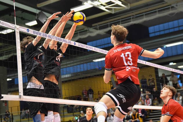 in attack Luca Wahrlich TV Rottenburg, 13 tries a lob, in block Jakob Alexander Baerwinkel VC Juniors Frankfurt, 10 , Ben Thieltges VC Juniors Frankfurt, 24 TV Rottenburg vs VC Juniors Frankfurt, Volleyball, 2 Bundesliga Sued, 17 Matchday, Match 5676, Season 2025 2026, 01 02 2026, TV Rottenburg vs VC Juniors Frankfurt, Volleyball, 2 Bundesliga Sued, 17 Matchday, Match 5676, Season 2025 2026, 01 02 2026 Rottenburg Copyright: xEibner-Pressefoto RalphxKunzex EP_RKE
