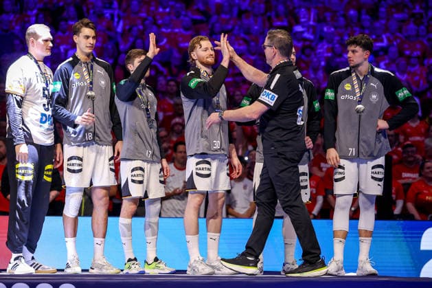 01 02 2026, Handball, Men s EHF EURO 2026, Germany Denmark, Jyske Bank Boxing in Herning, Final Denmark is European Champion The German team becomes second silver medallist and celebrates second place at the award ceremony David Späth Germany 01 Miro Schluroff Germany 05 Lukas Mertens Germany 36 Tom Kiesler Germany 30 high-fives with head coach Alfred Gislason Germany hc next to Marko Grgic Germany 71 Denmark
