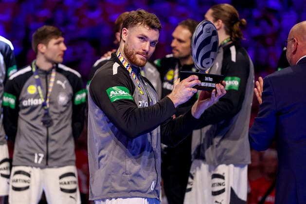 01 02 2026, Handball, Men s EHF EURO 2026, Germany Denmark, Jyske Bank Boxing in Herning, Final Denmark is European Champion The German team becomes second Silver Medallist and celebrates the second place at the award ceremony Johannes Golla Germany 04 with the trophy for the 2nd place Denmark