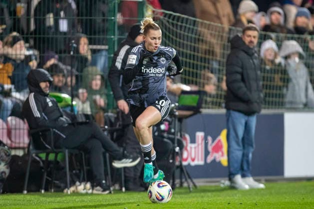 GER, Leipzig, Football, Google Pixel Womens Bundesliga, Matchday 16, RB Leipzig vs Eintracht Frankfurt in picture v l Laura Freigang Eintracht Frankfurt 10 , Action with ball, 01 02 2025, RB Leipzig Training Academy Cottaweg Leipzig DFB REGULATIONS PROHIBIT ANY USE OF PHOTOGRAPHS AS IMAGE SEQUENCES AND OR QUASI VIDEO, Copyright: HMBxMedia PaulxFritz