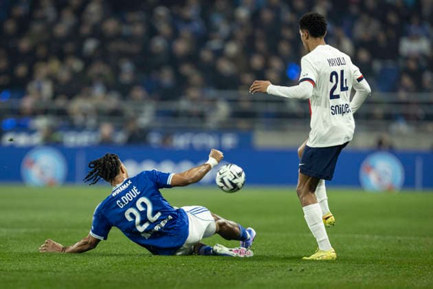 FOOTBALL: Ligue 1 Racing Strasbourg (RCS) vs Paris Saint Germain (PSG) - 01 02 2026 Stade de la Meinau. Strasbourg - France Senny Mayulu 24 (PSG) et GuÃ la DouÃ 22 (RCS)  Copyright: xelyxandroxcegarrax