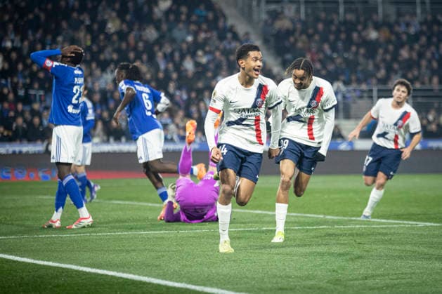 FOOTBALL: Ligue 1 Racing Strasbourg (RCS) vs Paris Saint Germain (PSG) - 01 02 2026 Stade de la Meinau. Strasbourg - France Joie des joueurs de l equipe de Paris Saint Germain (PSG) apres le but de Senny Mayulu 24 (PSG)  Copyright: xElyxandroxCEGARRAx