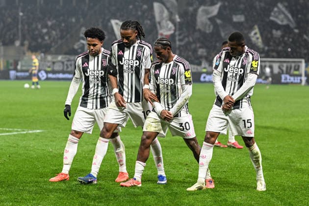 Jonathan David (Juventus Fc) celebrating his goal with his teammate during Parma Calcio vs Juventus FC, Italian soccer Serie A match in Parma, Italy, February 01 2026  Copyright: xGianlucaxRicci IPAxSportx xipa-agency.netx xx IPA_70860970 IPA_Agency_IPA70860970