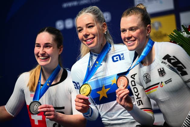 2026 UEC Track Elite European Championships Picture by Olly Hassell SWpix.com - 01 02 2026 - Cycling - 2026 UEC Track Elite European Championships - Konya Velodrome, Konya, Türkiye - Women s Scratch Race Podium - Helene Hesters (Belgium) wins the Gold Medal with Aline Seitz (Switzerland) receiving the Silver Medal and Lena Charlotte Reissner (Germany) receiving the Bronze Copyright: x xSWpix.comx(t axPhotographyxHubxLtd)xOllyxHassell SWpix.comx SWP-3177-0229