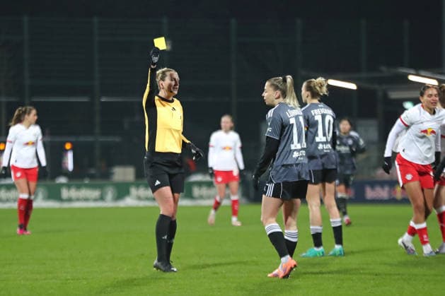 Google Pixel Frauen Bundesliga, RB Leipzig Eintracht Frankfurt 01 02 2026 Referee Anna Lena Heidenreich shows the yellow card, warning against Nina Lührßen 11, Eintracht Frankfurt Fußball, Google Pixel Frauen Bundesliga, Saison 2025 2026, 16 Spieltag RB Leipzig vs SG Eintracht Frankfurt am 01 02 2026, Trainingszentrum Cottaweg, Leipzig DFB REGULATIONS PROHIBIT ANY USE OF PHOTOGRAPHS AS IMAGE SEQUENCES AND OR QUASI VIDEO Copyright: xBEAUTIFULxSPORTS JanxKaeferx