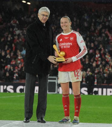 Football - 2026 FIFA Women™s Champions Cup - Final - Arsenal vs Corinthians - Arsenal Emirates Stadium - Sunday 1st February 2026 Frida Maanum of Arsenal receives the player of the tournament from Arsene Wenger. COLORSPORT Andrew Cowie 
