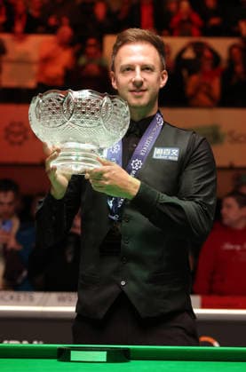 Judd Trump (ENG) gewinnt die Brandon Parker Trophy Sieger Gewinner Snooker Billard Finale Berlin German Masters 2026 im Tempodrom 01.02.2026 *** Judd Trump ENG wins the Brandon Parker Trophy Winner Winner Sport Snooker Billiards Final Berlin German Masters 2026 at Tempodrom 01 02 2026