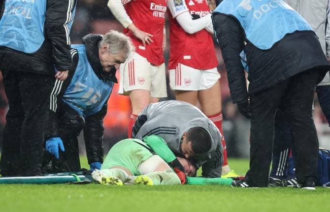 . - Arsenal Women v Corinthians Women, FIFA Women s Champions Cup Final, Emirates Stadium, London, UK - 1st February 2026. Daniel Weir Crystal Pix Daniel Weir Crystal Pix Anneke Borbe of Arsenal Women goes down injured and receives medical treatment before being stretchered off in a neck brace and being given oxygen. - Arsenal Women v Corinthians Women, FIFA Women s Champions Cup Final, Emirates Stadium, London, UK - 1st February 2026. Daniel Weir Crystal Pix London Emirates Stadium UK Copyright: xDanielxWeirx CP_Arsenal_Women_Corinthians_Women_DW30