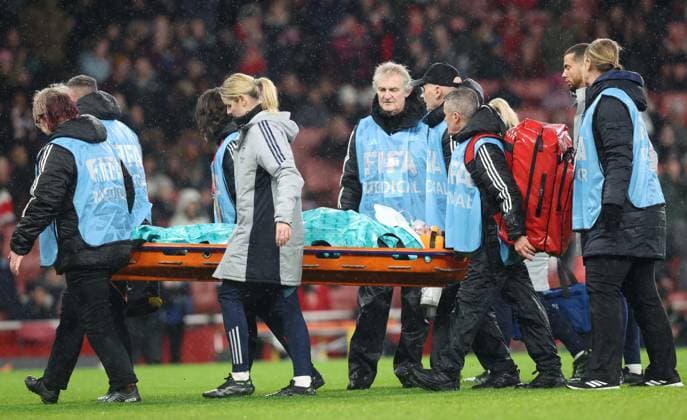 . - Arsenal Women v Corinthians Women, FIFA Women s Champions Cup Final, Emirates Stadium, London, UK - 1st February 2026. Daniel Weir Crystal Pix Daniel Weir Crystal Pix Anneke Borbe of Arsenal Women goes down injured and receives medical treatment before being stretchered off in a neck brace and being given oxygen. - Arsenal Women v Corinthians Women, FIFA Women s Champions Cup Final, Emirates Stadium, London, UK - 1st February 2026. Daniel Weir Crystal Pix London Emirates Stadium UK Copyright: xDanielxWeirx CP_Arsenal_Women_Corinthians_Women_DW34