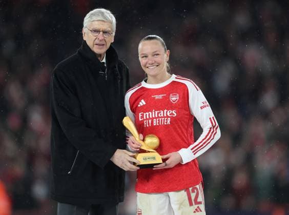 . - Arsenal Women v Corinthians Women, FIFA Women s Champions Cup Final, Emirates Stadium, London, UK - 1st February 2026. Daniel Weir Crystal Pix Daniel Weir Crystal Pix Former Arsenal manager Arsene Wenger award Frida Maanum of Arsenal Women with the FIFA Women s Champions Cup Best Players Award sponsored by VISA. - Arsenal Women v Corinthians Women, FIFA Women s Champions Cup Final, Emirates Stadium, London, UK - 1st February 2026. Daniel Weir Crystal Pix London Emirates Stadium UK Copyright: xDanielxWeirx CP_Arsenal_Women_Corinthians_Women_DW36
