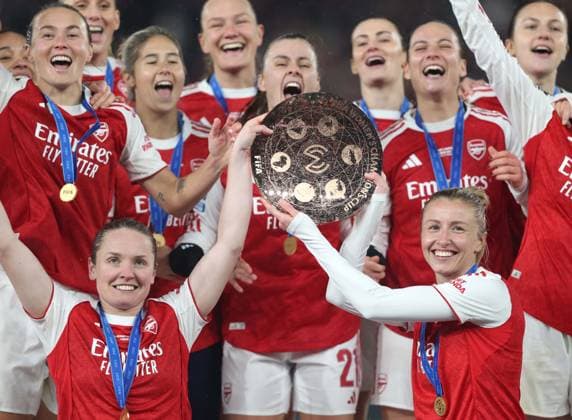 . - Arsenal Women v Corinthians Women, FIFA Women s Champions Cup Final, Emirates Stadium, London, UK - 1st February 2026. Daniel Weir Crystal Pix Daniel Weir Crystal Pix Kim Little of Arsenal Women & Leah Williamson of Arsenal Women holds aloft the FIFA Women s Champions Cup trophy in celebration. - Arsenal Women v Corinthians Women, FIFA Women s Champions Cup Final, Emirates Stadium, London, UK - 1st February 2026. Daniel Weir Crystal Pix London Emirates Stadium UK Copyright: xDanielxWeirx CP_Arsenal_Women_Corinthians_Women_DW39