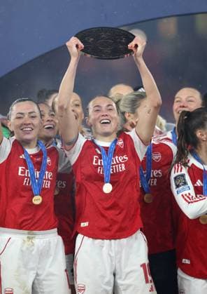 . - Arsenal Women v Corinthians Women, FIFA Women s Champions Cup Final, Emirates Stadium, London, UK - 1st February 2026. Daniel Weir Crystal Pix Daniel Weir Crystal Pix Caitlin Foord of Arsenal Women holds aloft the FIFA Women s Champions Cup trophy in celebration. - Arsenal Women v Corinthians Women, FIFA Women s Champions Cup Final, Emirates Stadium, London, UK - 1st February 2026. Daniel Weir Crystal Pix London Emirates Stadium UK Copyright: xDanielxWeirx CP_Arsenal_Women_Corinthians_Women_DW44