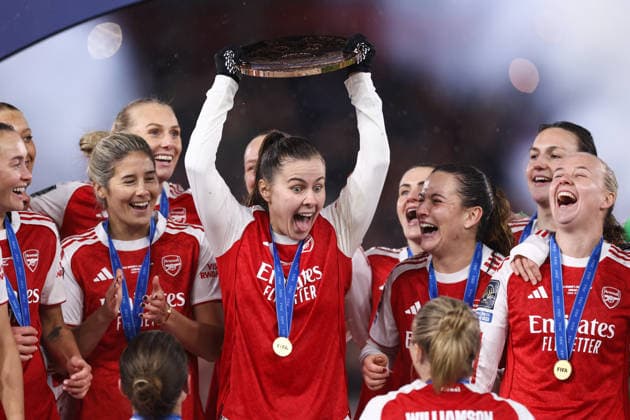 Arsenal gegen Corinthians 01. Februar 2026, London FIFA Champions Cup Finale der Frauen Arsenal gegen Corinthians Victoria Pelova von Arsenal feiert mit der Champions Cup Trophäe Foto Jacques Feeney Abseits London UK  Copyright: xJacquesxFeeneyx xOffsidexOffside