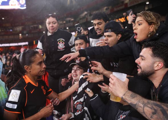 Arsenal gegen Corinthians 01. Februar 2026, London FIFA Womens Champions Cup Finale Arsenal gegen Corinthians Eine sichtlich aufgebrachte Andressa Alves von Corinthians umarmt die Fans nach dem Spiel Foto Jacques Feeney Offside London UK  Copyright: xJacquesxFeeneyx xOffsidexOffside
