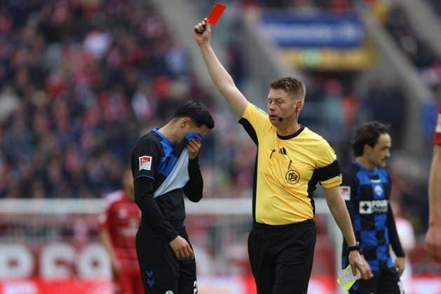 Schiedsrichter Christian Dingert zeigt die gelb-rote Karte waehrend des spiels der 2. Bundesliga zwischen Fortuna Düsseldorf und SC Paderborn 07, Merkur Spiel-Arena am 01. February 2026 in Düsseldorf, Deutschland. (Foto von Oliver Kaelke DeFodi Images) +++ Schiedsrichter Christian Dingert show the yellow-red card during the 2. Bundesliga match between Fortuna Düsseldorf and SC Paderborn 07 at Merkur Spiel-Arena on February 1, 2026 in Düsseldorf, Germany. (Photo by Oliver Kaelke DeFodi Images) (Photo by Oliver Kaelke DeFodi Images) - *** Referee Christian Dingert shows the yellow red card during the 2 Bundesliga match between Fortuna Düsseldorf and SC Paderborn 07, Merkur Spiel Arena on 01 February 2026 in Düsseldorf, Germany Photo by Oliver Kaelke DeFodi Images Referee Christian Dingert show the yellow red card during the 2 Bundesliga match between Fortuna Düsseldorf and SC Paderborn 07 at Merkur Spiel Arena on February 1, 2026 in Düsseldorf, Germany Photo by Oliver Kaelke DeFodi Images Photo by Oliver Kaelke DeFodi Images