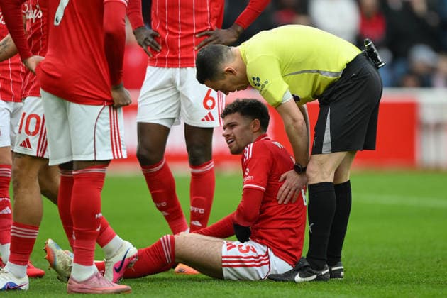 Nottingham Forest v Crystal Palace - Premier League Referee Michael Salisbury checks on Neco Williams of Nottingham Forest after he suffers a knock during the Premier League match between Nottingham Forest and Crystal Palace at the City Ground in Nottingham, England, on February 1, 2026. Nottingham Nottinghamshire United Kingdom  Copyright: xMIxNewsx originalFilename:fletcher-nottingh260201_npQjh.jpg