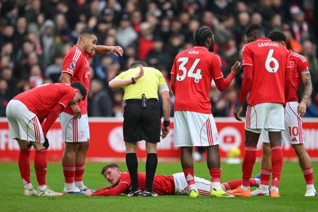 Nottingham Forest v Crystal Palace - Premier League Players stand over Elliot Anderson of Nottingham Forest after he suffers a knock during the Premier League match between Nottingham Forest and Crystal Palace at the City Ground in Nottingham, England, on February 1, 2026. Nottingham Nottinghamshire United Kingdom  Copyright: xMIxNewsx originalFilename:fletcher-nottingh260201_npzpY.jpg
