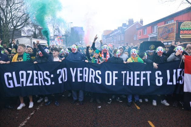 Fußball Premier League Manchester United gegen Fulham 1. Februar 2026 Premier League Manchester United gegen Fulham Fans von Manchester United protestieren vor dem Spiel gegen die Eigentümer des Vereins Foto Simon Stacpoole Offside Manchester UK  Copyright: xSimonxStacpoolexOffside