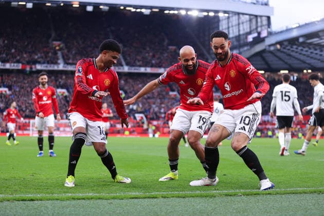 Fußball Premier League Manchester United v Fulham 1. Februar 2026 Premier League Manchester United v Fulham Matheus Cunha von Manchester United feiert mit Bryan Mbeumo von Manchester United C und Amad Diallo von Manchester United nach seinem 2. Tor Foto Simon Stacpoole Abseits Manchester UK  Copyright: xSimonxStacpoolexOffside