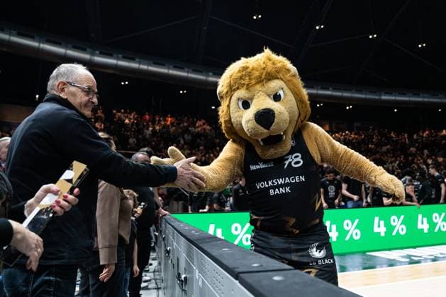 Basketball scene with the mascot in the Volkswagenhalle Braunschweig in the EasyCredit BBL on matchday 18 in Braunschweig EasyCredit BBL matchday 18 in Braunschweig Basketball scene with mascot Copyright: xFeyzullahxGökalp feyzofsportsx