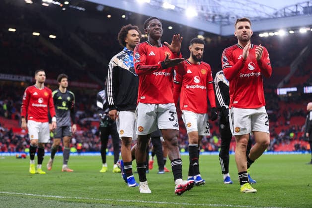 Fußball Premier League Manchester United gegen Fulham 1. Februar 2026 Premier League Manchester United gegen Fulham Kobbie Mainoo von Manchester United C und Luke Shaw von Manchester United R feiern nach dem Spiel Foto Simon Stacpoole Abseits Manchester UK  Copyright: xSimonxStacpoolexOffside