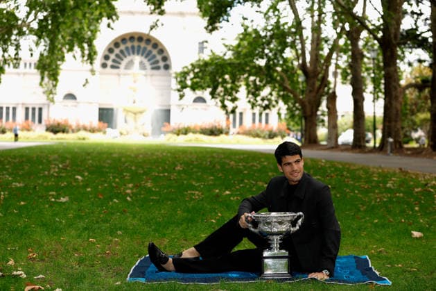 TENNIS AUSTRALIAN OPEN WINNER, Carlos Alcaraz poses for a photograph after winning the AO 2026 men™s singles final against Novak Djokovic at the Royal Exhibition Building in Melbourne, Monday, February 2, 2026. ( NO ARCHIVING MELBOURNE VICTORIA AUSTRALIA  Copyright: xROBxPREZIOSOx 20260202195906201334