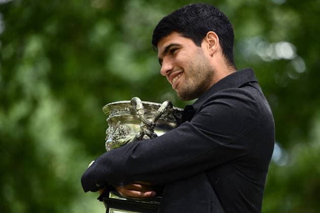 TENNIS AUSTRALIAN OPEN, Carlos Alcaraz of Spain poses for a photograph with the Norman Brookes Challenge Cup after winning the Australian Open 2026 men™s singles final against Novak Djokovic of Serbia at the Royal Exhibition Building in Melbourne, Monday, February 2, 2026. ( NO ARCHIVING MELBOURNE VICTORIA AUSTRALIA  Copyright: xJOELxCARRETTx 20260202132295079810