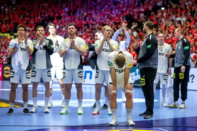 01.02.2026, Handball, Men s EHF EURO 2026, Deutschland - Dänemark, Jyske Bank Boxen in Herning, Final: Lukas Mertens (Germany 36) steht gebückt enttäuscht Enttäuschung nach der Niederlage gegen Dänemark vor seinen Teamkollegen Renars Uscins (Germany 23) Tom Kiesler (Germany 30) Julian Köster (Germany 18) Johannes Golla (Germany 04) Matthes Langhoff (Germany 13) Andreas Wolff (Germany 33) Juri Knorr (Germany 15) David Späth (Germany 01). Dänemark *** 01 02 2026, Handball, Men s EHF EURO 2026, Germany Denmark, Jyske Bank Boxing in Herning, Final Lukas Mertens Germany 36 stands bent over in disappointment after the defeat against Denmark in front of his team-mates Renars Uscins Germany 23 Tom Kiesler Germany 30 Julian Köster Germany 18 Johannes Golla Germany 04 Matthes Langhoff Germany 13 Andreas Wolff Germany 33 Juri Knorr Germany 15 David Späth Germany 01 Denmark