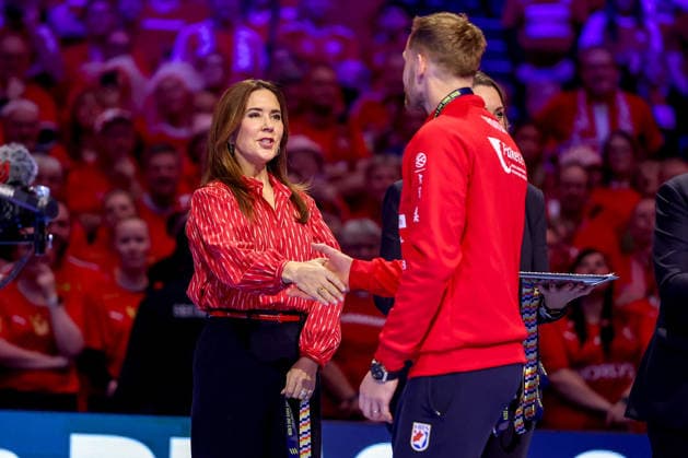 01 02 2026, Handball, Men s EHF EURO 2026, Germany Denmark, Jyske Bank Boxing in Herning, Final Denmark is European Champion The team celebrates the victory cheering on the pitch Queen Mary of Denmark Countess of Monpezat née Mary Elizabeth Donaldson presents medals at the award ceremony and congratulates the players Denmark