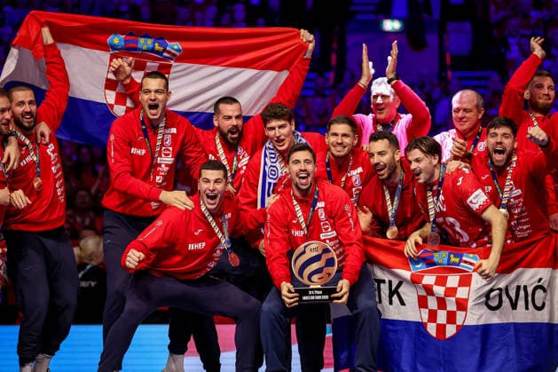 01.02.2026, Handball, Men s EHF EURO 2026, Deutschland - Dänemark, Jyske Bank Boxen in Herning, Final: Dänemark ist Europameister. Die Kroatische Mannschaft feiert den 3.Platz jubelnd auf dem Podest. Dänemark *** 01 02 2026, Handball, Men s EHF EURO 2026, Germany Denmark, Jyske Bank Boxing in Herning, Final Denmark is European Champion The Croatian team celebrates the 3rd place cheering on the podium Denmark