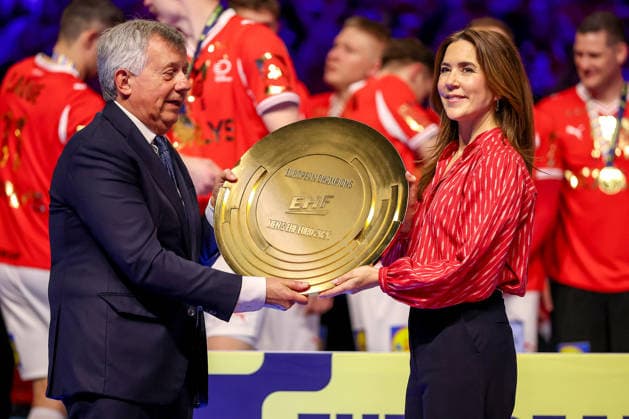 01 02 2026, Handball, Men s EHF EURO 2026, Germany Denmark, Jyske Bank Boxing in Herning, Final Denmark is European Champion The team celebrates the victory cheering on the pitch Queen Mary of Denmark Countess of Monpezat née Mary Elizabeth Donaldson hands over medals and congratulates the players at the award ceremony The Queen together with EHF President Michael Wiederer holding the EHF Championship Trophy Denmark