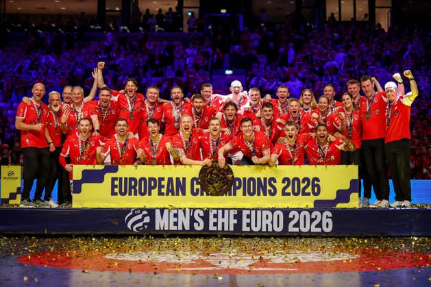 01.02.2026, Handball, Men s EHF EURO 2026, Deutschland - Dänemark, Jyske Bank Boxen in Herning, Final: Dänemark ist Europameister. Die Mannschaft feiert den Sieg jubelnd auf dem Spielfeld. Gruppenbild Mannschaftsfoto Mannschaftsbild Teamfoto Dänemark *** 01 02 2026, Handball, Men s EHF EURO 2026, Germany Denmark, Jyske Bank Boxen in Herning, Final Denmark is European Champion The team celebrates the victory cheering on the pitch Group photo Team photo Team photo Team photo Denmark