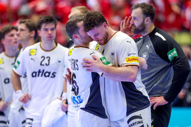 01 02 2026, Handball, Men s EHF EURO 2026, Germany Denmark, Jyske Bank Boxing in Herning, Final Renars Uscins Germany 23 Lukas Mertens Germany 36 next to Johannes Golla Germany 04 Andreas Wolff Germany 33 disappointed Disappointment after the defeat against Denmark Denmark