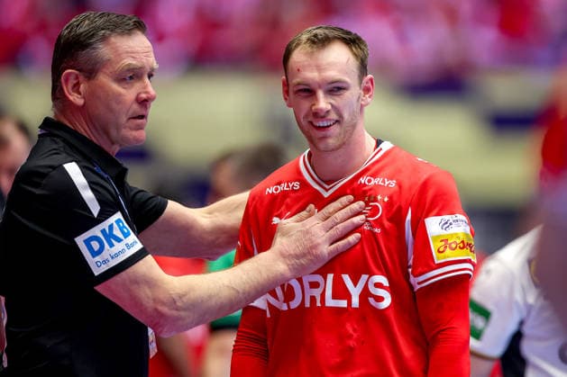 01 02 2026, Handball, Men s EHF EURO 2026, Germany Denmark, Jyske Bank Boxen in Herning, Final Headcoach Alfred Gislason Germany hc gesticulating on the sidelines next to Mathias Gidsel Denmark 19 Denmark