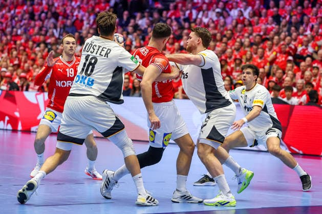 01 02 2026, Handball, Men s EHF EURO 2026, Germany Denmark, Jyske Bank Boxing in Herning, Final Julian Köster Germany 18 Johannes Golla Germany 04 Renars Uscins Germany 23 defend at the circle against Mads Hoxer Hangaard Denmark 38 Denmark
