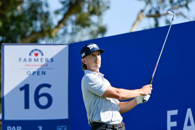 LA JOLLA, CA - FEBRUARY 01: Jake Knapp (USA) watches his tee shot on 16 during the final round of the Farmers Insurance Open on February 1, 2026, at Torrey Pines Golf Course, La Jolla, California. (Photo by Ken Murray Icon Sportswire) GOLF: FEB 01 PGA, Golf Herren Farmers Insurance Open EDITORIAL USE ONLY Icon2602010374