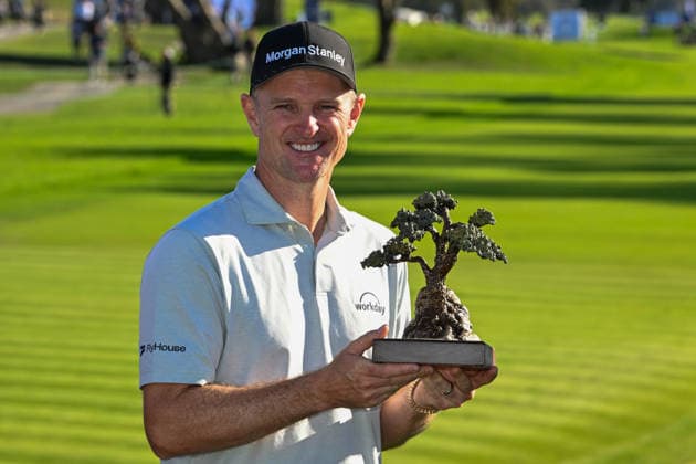 LA JOLLA, CA - FEBRUARY 01: Justin Rose (GBR) holds the trophy for winning the Farmers Insurance Open on February 1, 2026, at Torrey Pines Golf Course, La Jolla, California. (Photo by Ken Murray Icon Sportswire) GOLF: FEB 01 PGA, Golf Herren Farmers Insurance Open EDITORIAL USE ONLY Icon2602010014