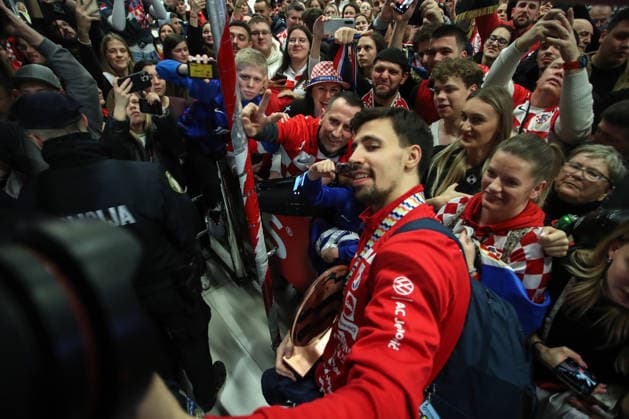 Welcoming the bronze medal-winning handball players at Franjo Tudjman Airport Welcoming the bronze medal-winning handball players at Franjo Tudjman Airport. Around 300 mostly young fans welcomed their heroes on their return to Croatia. The players got off the plane at around 4 am, at Zagreb, Croatia, on on February 02, 2026.  ZeljkoxLukunicx PIXSELL