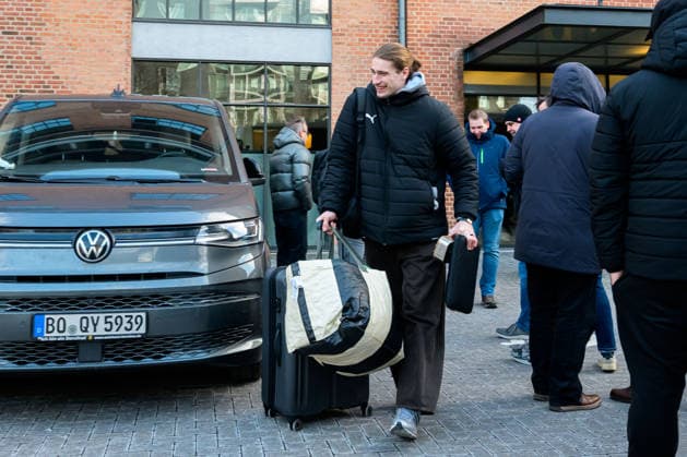 Herning Handball EM 2026 Departure Germany Juri Knorr Germany with his suitcase Silkeborg Radisson Hotel Denmark