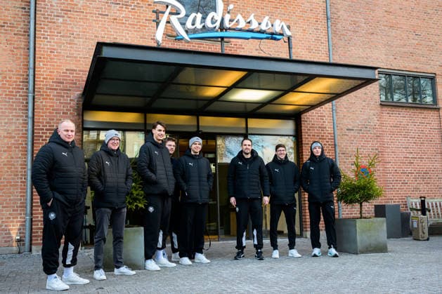 Herning: Handball EM 2026 - Abreise - Deutschland v.li. Athletiktrainer Dr. Simon Overkamp, Tim-Oliver Kalle (Leiter Kommunikation DHB), Julian Köster Koester (Deutschland), Franz Semper (Deutschland), Renars Uscins (Deutschland), Teammanager Benjamin Chatton (Deutschland), Lukas Zerbe (Deutschland), Nils Lichtlein (Deutschland) Silkeborg Radisson Hotel Daenemark *** Herning Handball EM 2026 Departure Germany from left Athletics Coach Dr Simon Overkamp, Tim Oliver Kalle Head of Communication DHB , Julian Köster Koester Germany , Franz Semper Germany , Renars Uscins Germany , Team Manager Benjamin Chatton Germany , Lukas Zerbe Germany , Nils Lichtlein Germany Silkeborg Radisson Hotel Daenemark