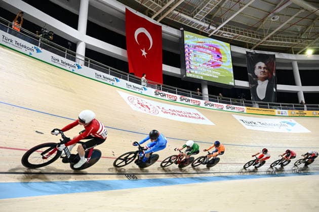2026 UEC Track Elite European Championships Picture by Olly Hassell SWpix.com - 02 02 2026 - Cycling - 2026 UEC Track Elite European Championships - Konya Velodrome, Konya, Türkiye - Men™s Points Race - Conrad Haugsted (Denmark), Matti Dobbins (Ireland) Konya Konya Velodrome Türkiye Copyright: x xSWpix.comx(t axPhotographyxHubxLtd)xOllyxHassell SWpix.comx SWP-3177-0336